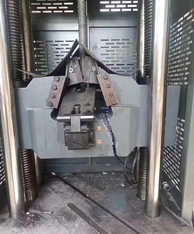 试验机损坏图.jpg 试验机损坏图.jpg